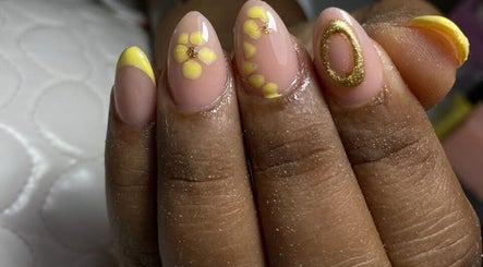 Diseño de uñas florales en Eddy Nails & Quiropedia, Santo Domingo, Distrito Nacional, DO.