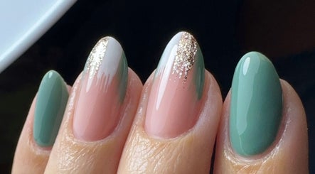 Elegant nail art by Leah Robinson Nail Artist, Cardiff, Wales, GB featuring chic green and nude tones with glitter.