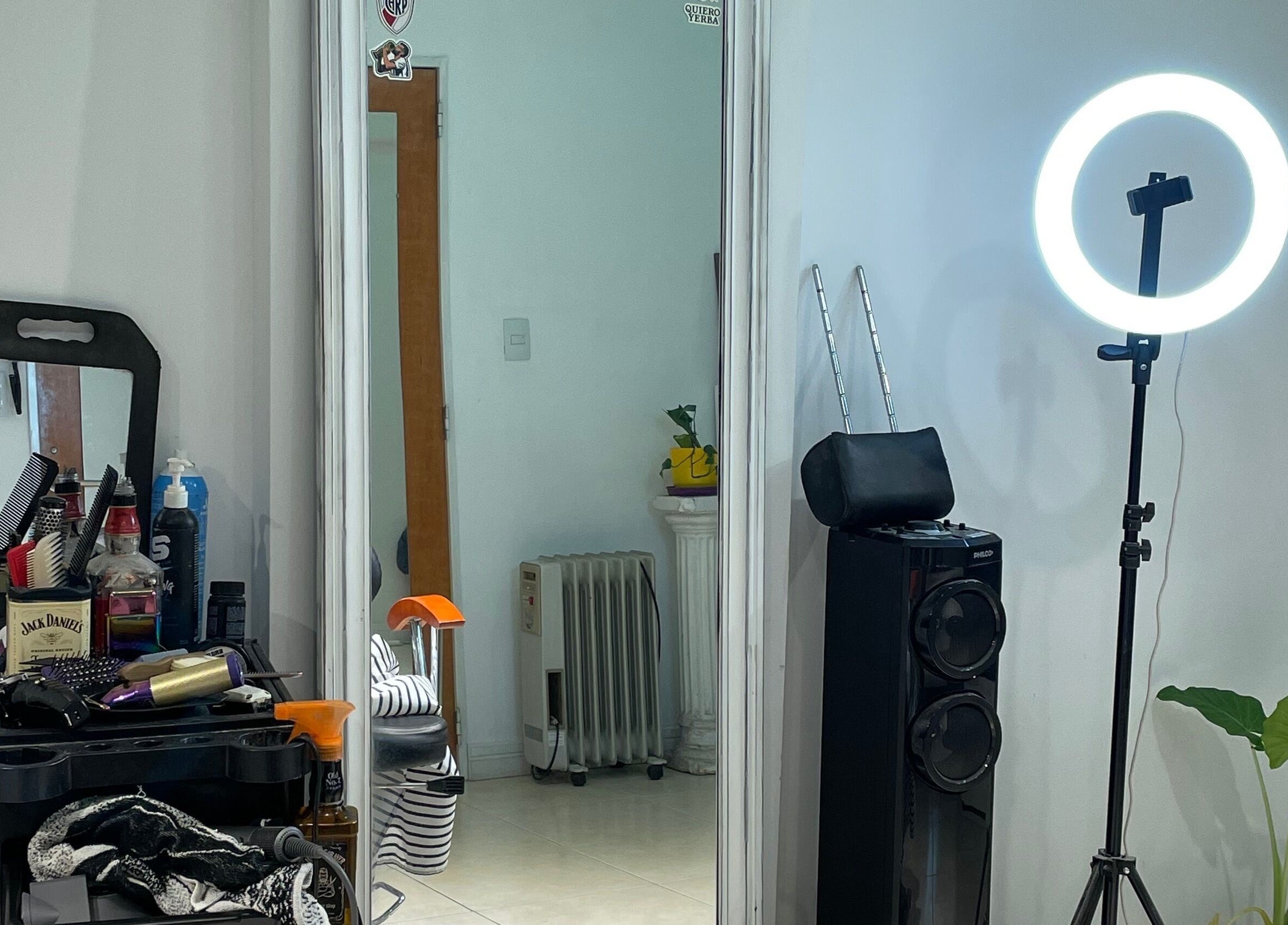 Interior moderno de Yeite Studio en Buenos Aires, con espejo iluminado y accesorios de belleza.