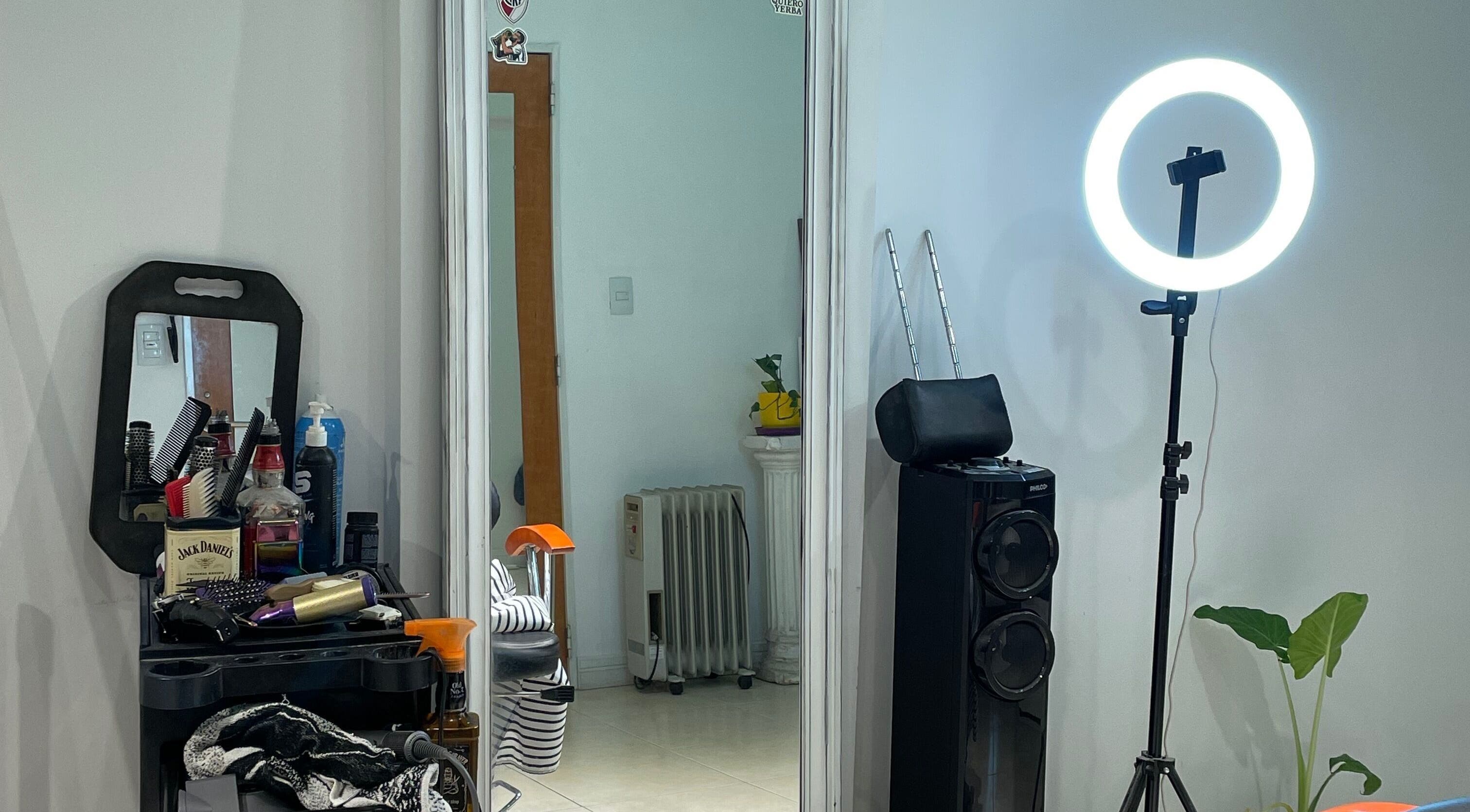 Interior moderno de Yeite Studio en Buenos Aires, con espejo iluminado y accesorios de belleza.