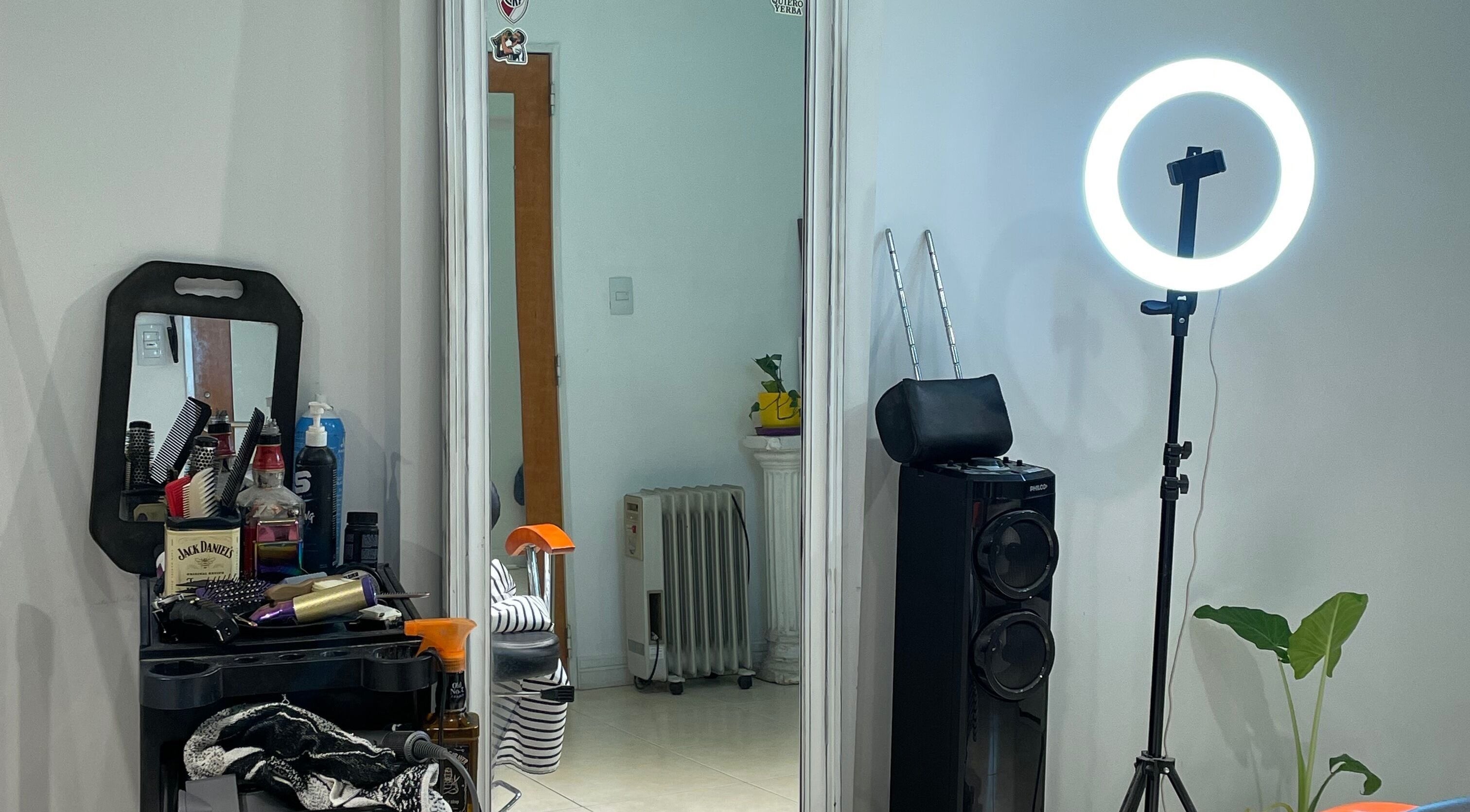 Interior moderno de Yeite Studio en Buenos Aires, con espejo iluminado y accesorios de belleza.