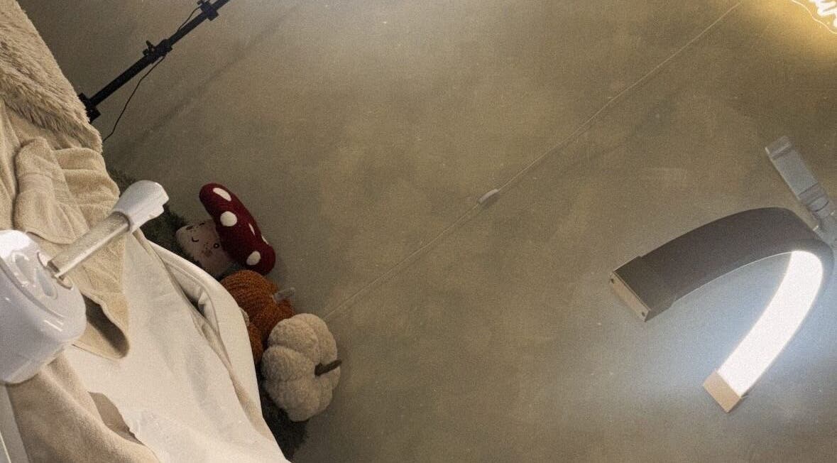 A relaxing treatment room at B’s Beauty Hive, Cardiff, Wales, GB with warm lighting and comfortable furnishings.