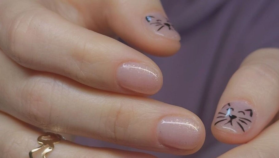 Diseño de uñas con arte de gato en Ukiyo Beauty & Hair Studio, Concepción, Bío Bío, CL.