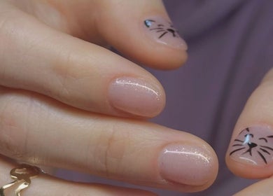 Diseño de uñas con arte de gato en Ukiyo Beauty & Hair Studio, Concepción, Bío Bío, CL.