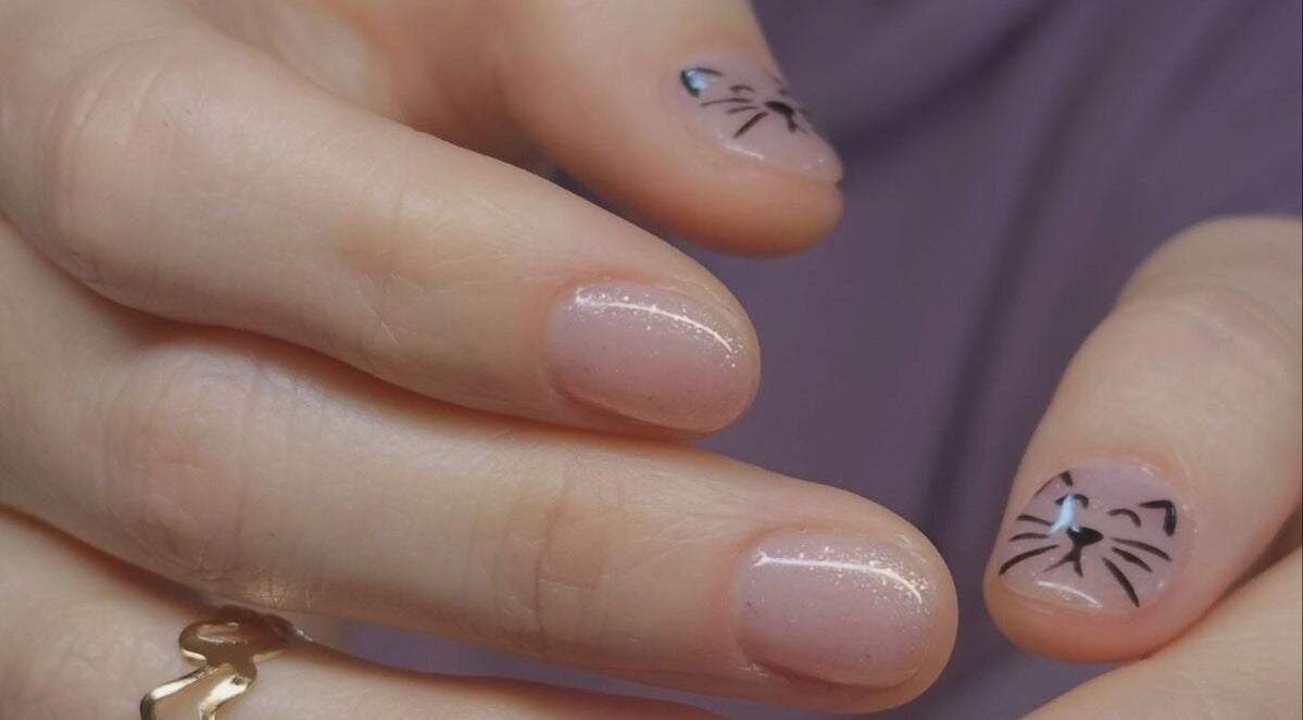 Diseño de uñas con arte de gato en Ukiyo Beauty & Hair Studio, Concepción, Bío Bío, CL.