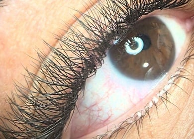 Primer plano de un ojo con pestañas destacadas en Ukiyo Beauty & Hair Studio, Concepción, Bío Bío, CL.