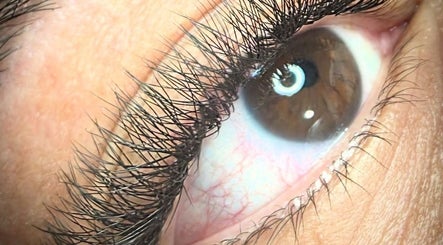 Primer plano de un ojo con pestañas destacadas en Ukiyo Beauty & Hair Studio, Concepción, Bío Bío, CL.