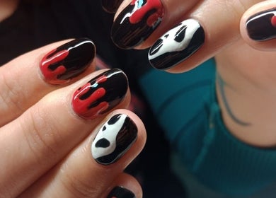 Uñas negras con diseño artístico en Ukiyo Beauty & Hair Studio, Concepción, Bío Bío, CL.