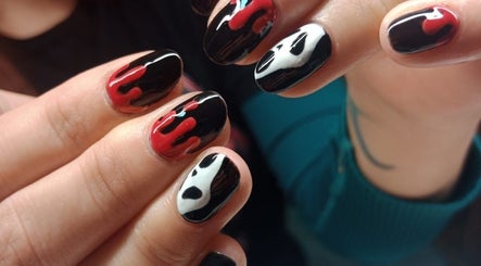 Uñas negras con diseño artístico en Ukiyo Beauty & Hair Studio, Concepción, Bío Bío, CL.