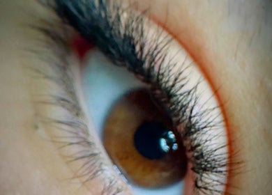Detalle de un ojo resaltado en Ukiyo Beauty & Hair Studio, Concepción, Bío Bío, CL.