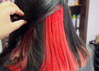 Peinado moderno con mechas rojas en Ukiyo Beauty & Hair Studio, Concepción, Bío Bío, CL.