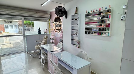 Perla spa nails image 3