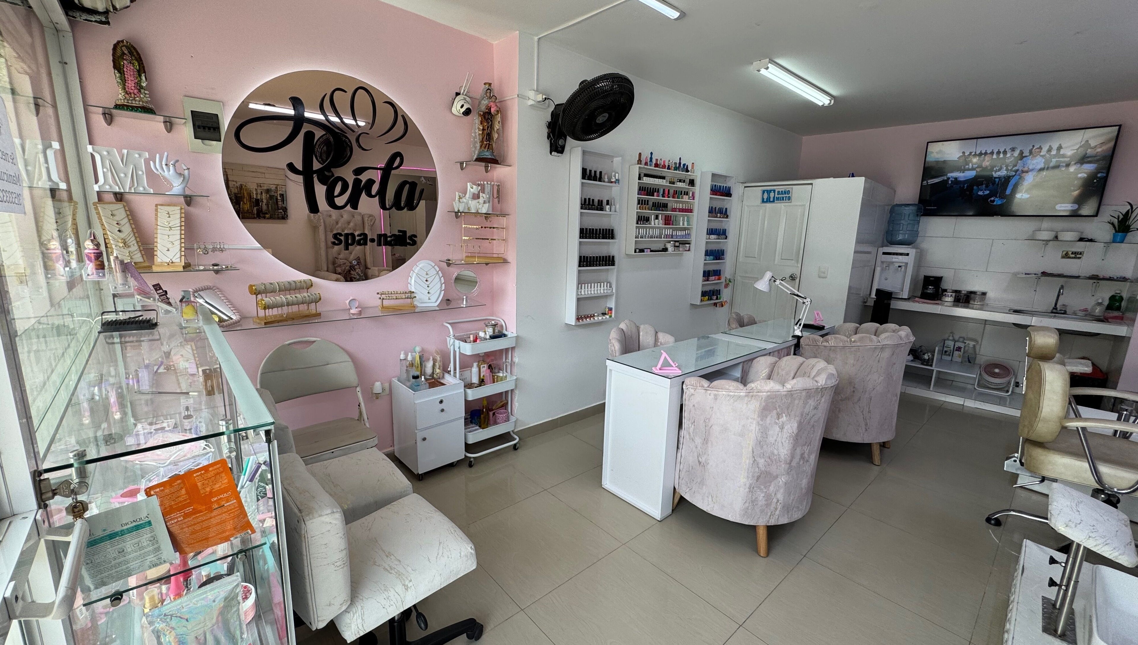 Interior del elegante Perla Spa Nails en Tuluá, Valle Del Cauca, CO con sillas de manicura y decoraciones modernas.