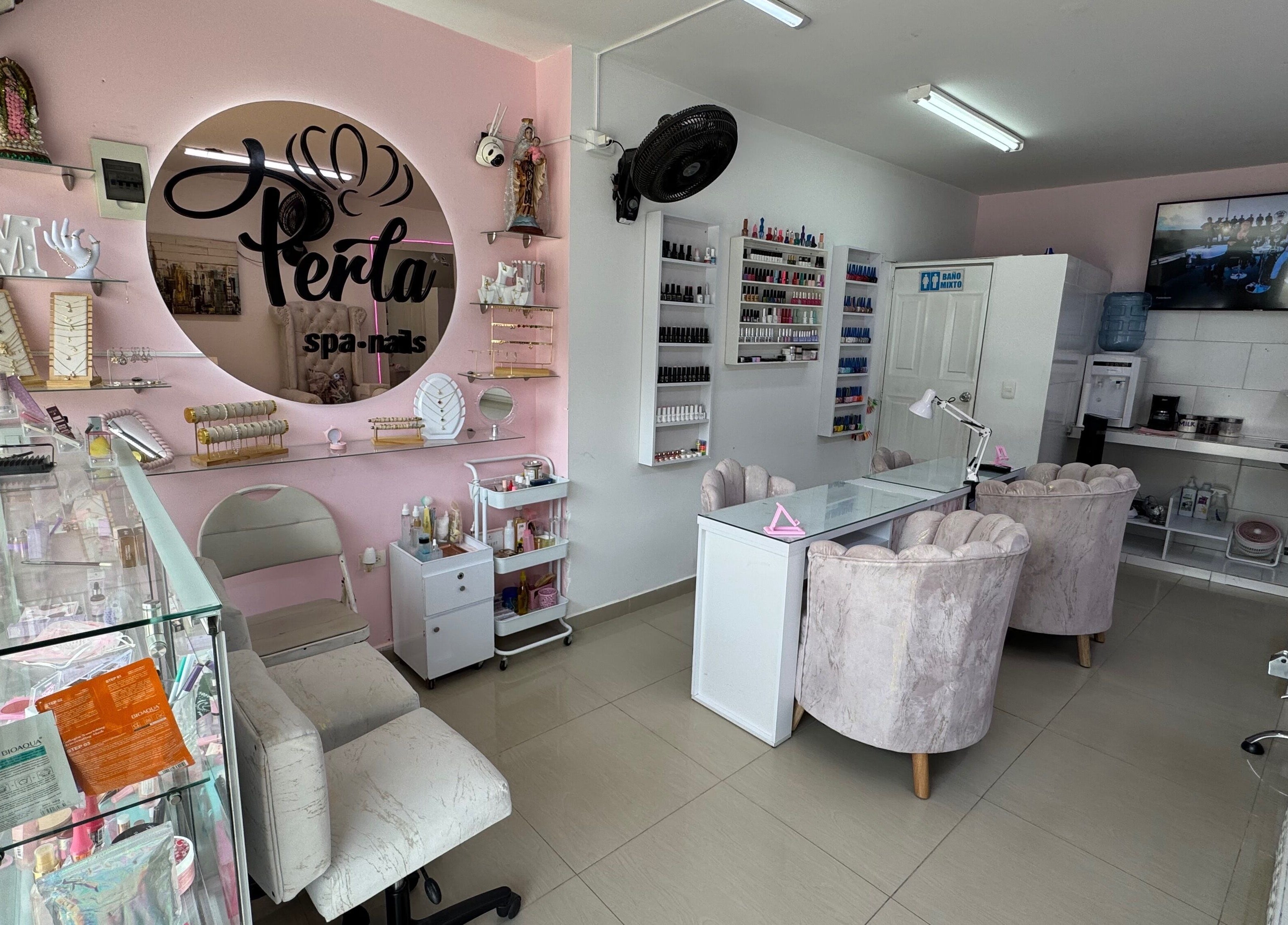 Interior del elegante Perla Spa Nails en Tuluá, Valle Del Cauca, CO con sillas de manicura y decoraciones modernas.
