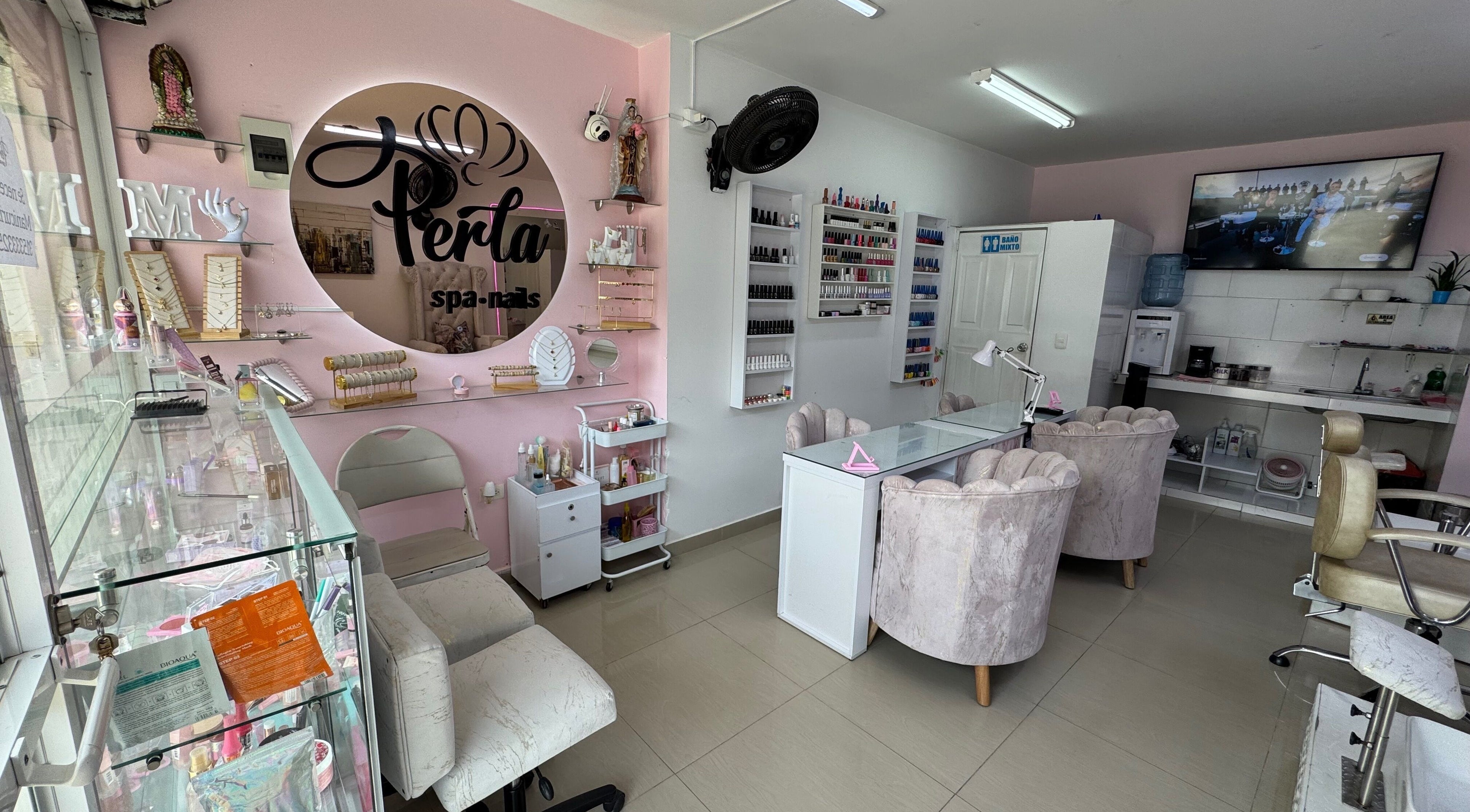 Interior del elegante Perla Spa Nails en Tuluá, Valle Del Cauca, CO con sillas de manicura y decoraciones modernas.