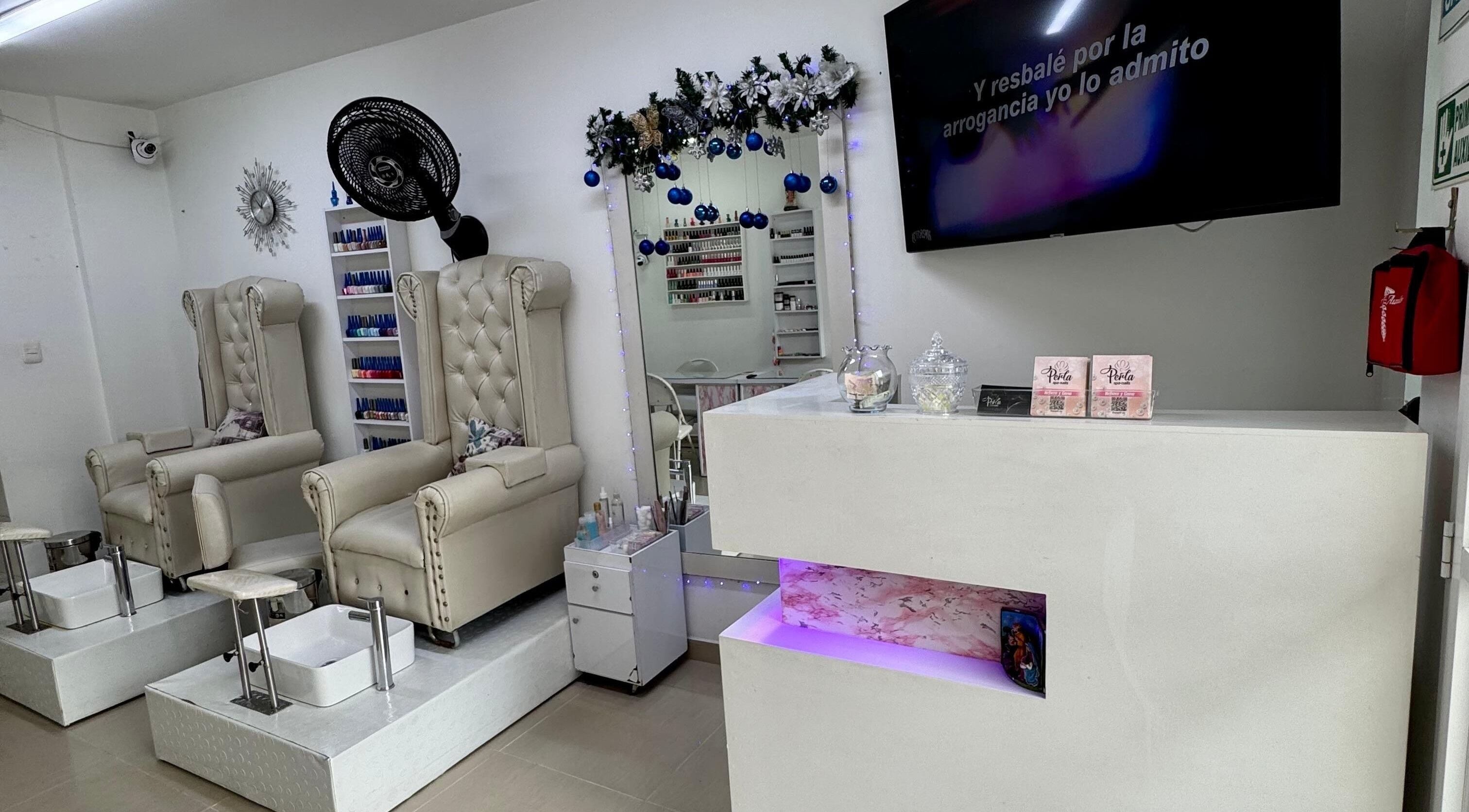 Interior de Perla Spa Nails en Tuluá, Valle Del Cauca, CO, mostrando sillas de manicura elegantes y decoración festiva.