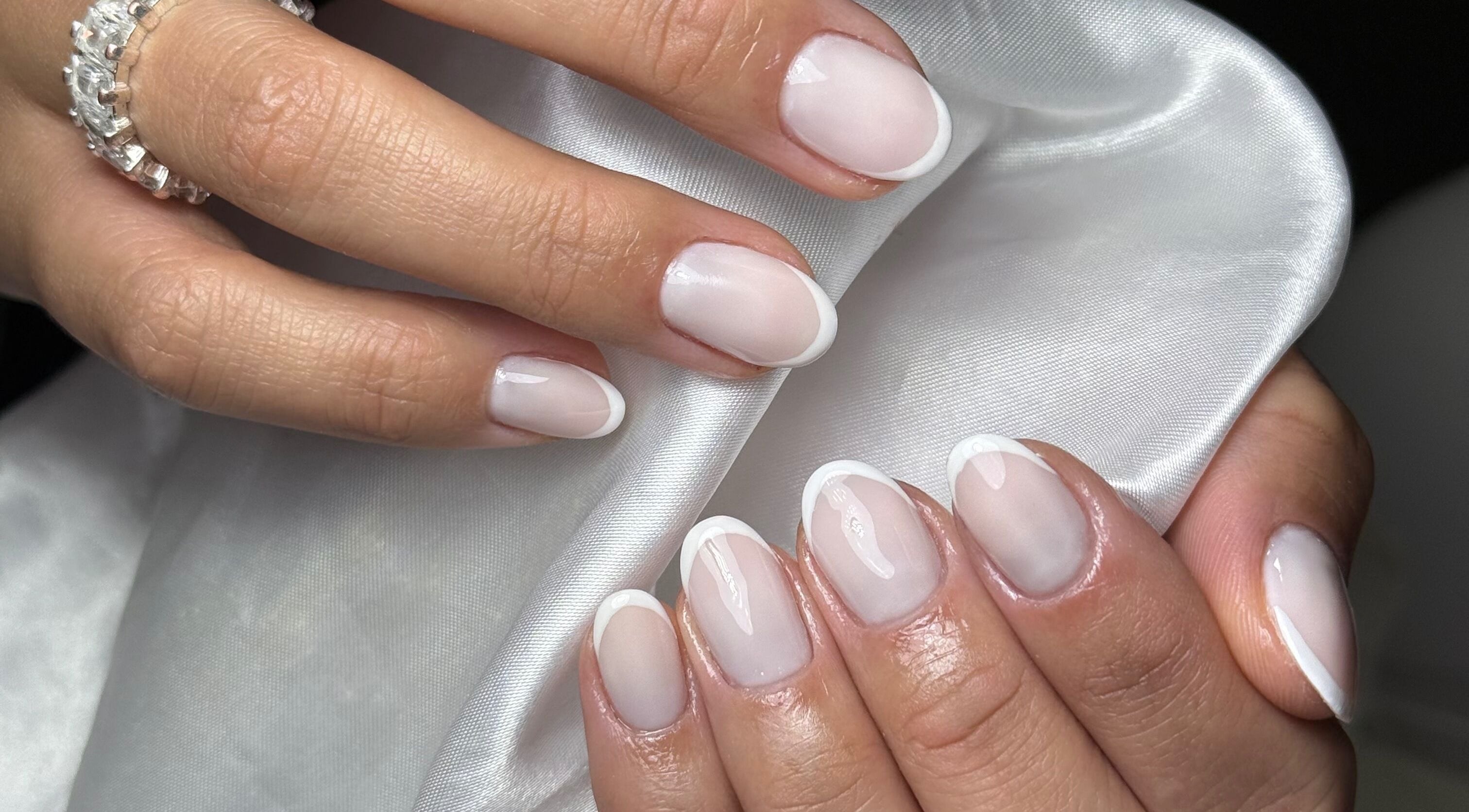 Unhas francesinhas impecáveis no Luana Martins Nails, Surfers Paradise, Queensland, AU.