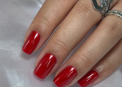 Unhas vermelhas brilhantes feitas no Luana Martins Nails, Surfers Paradise, Queensland, AU.