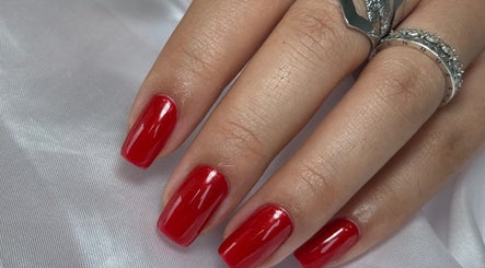 Unhas vermelhas brilhantes feitas no Luana Martins Nails, Surfers Paradise, Queensland, AU.