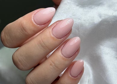 Unhas rosa pálido na Luana Martins Nails, Surfers Paradise, Queensland, AU.