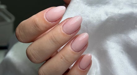 Unhas rosa pálido na Luana Martins Nails, Surfers Paradise, Queensland, AU.