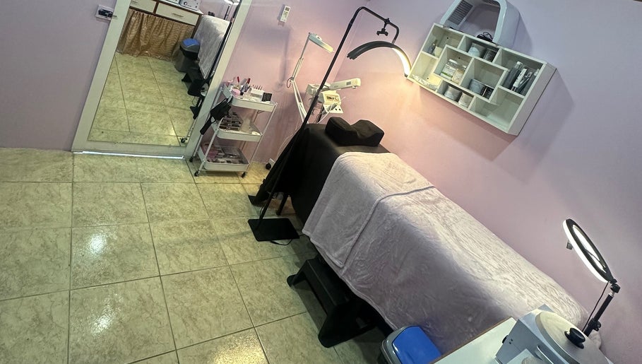 Elegant spa room at Beauty Château TT, D'abadie with treatment bed and warm lighting.