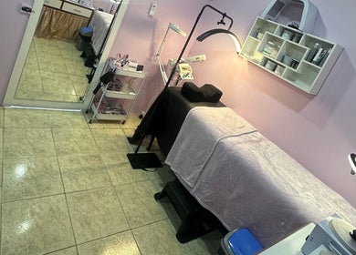 Elegant spa room at Beauty Château TT, D'abadie with treatment bed and warm lighting.