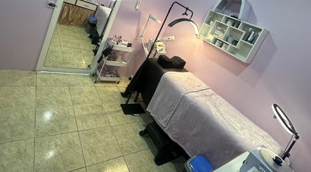 Elegant spa room at Beauty Château TT, D'abadie with treatment bed and warm lighting.