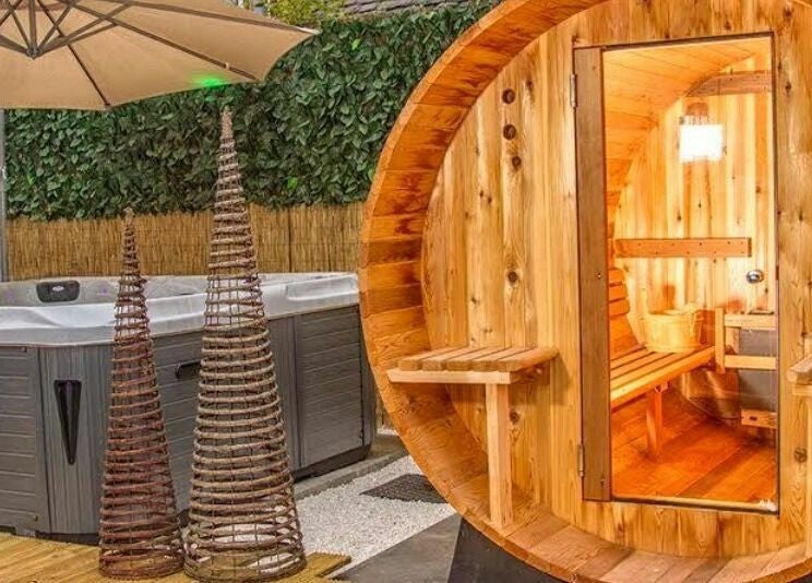 Outdoor sauna and hot tub at Park West Spa, Hamilton, Scotland, GB, offering a tranquil relaxation experience.