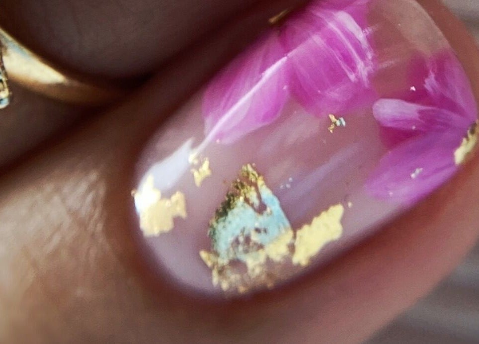 Diseño de uñas florales con detalles dorados en De Florencia, Temuco, Araucanía, CL.