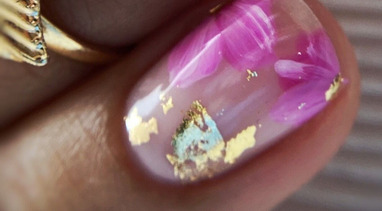 Diseño de uñas florales con detalles dorados en De Florencia, Temuco, Araucanía, CL.