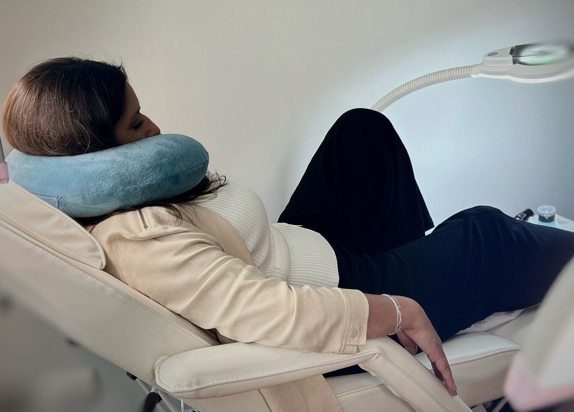 Mujer relajándose en De Florencia, Temuco, Araucanía, CL, disfrutando de un tratamiento de belleza.