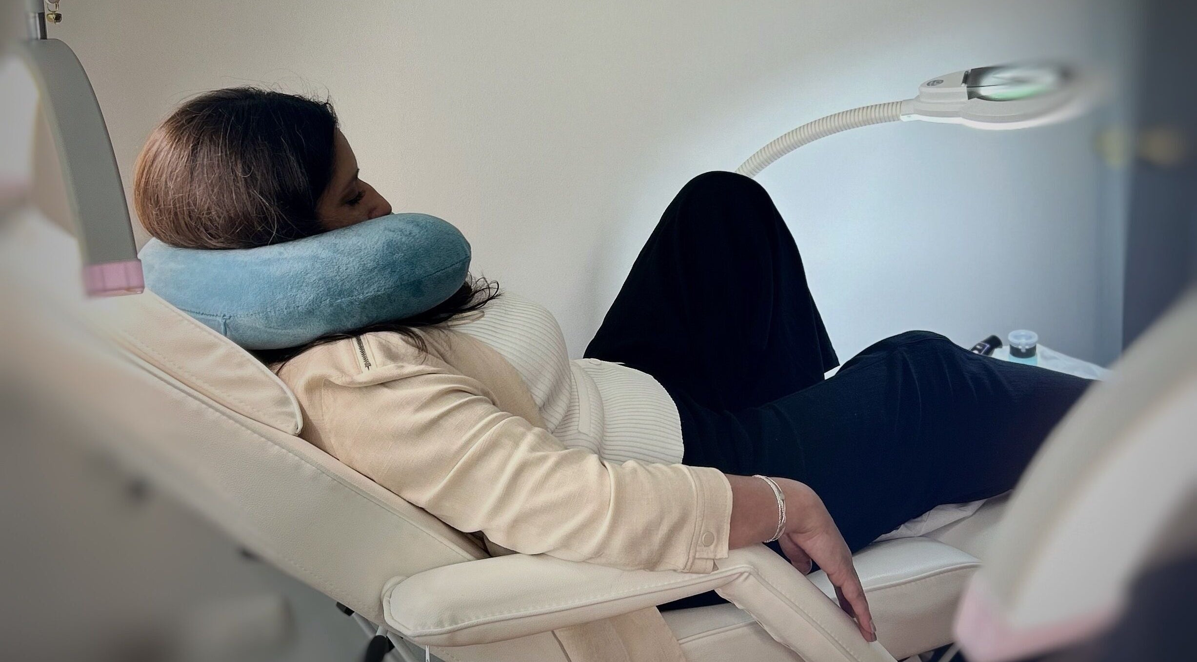 Mujer relajándose en De Florencia, Temuco, Araucanía, CL, disfrutando de un tratamiento de belleza.