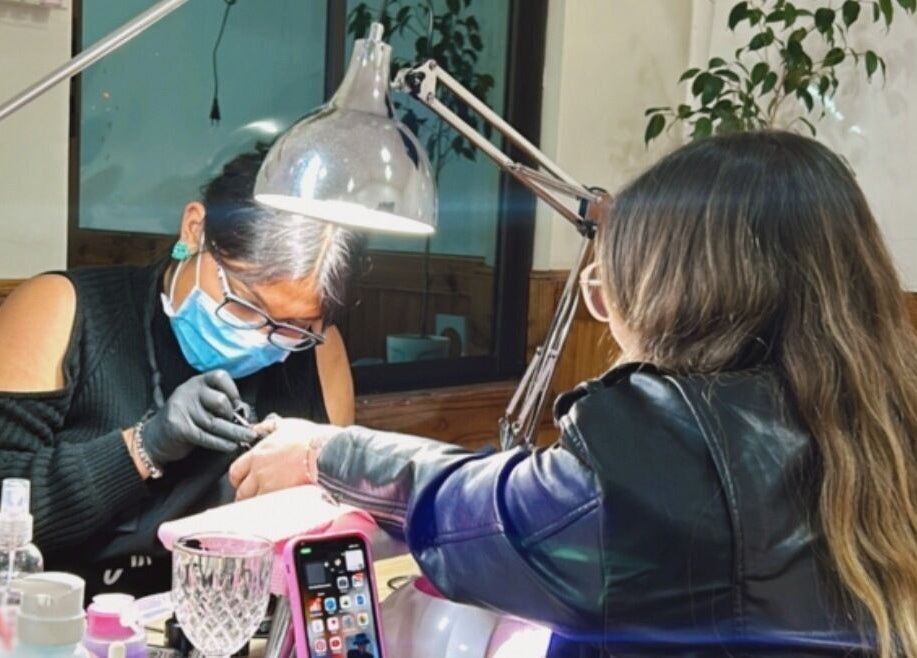 Servicio de manicure en De Florencia, Temuco, Araucanía, CL, brindando un cuidado profesional y detallado.