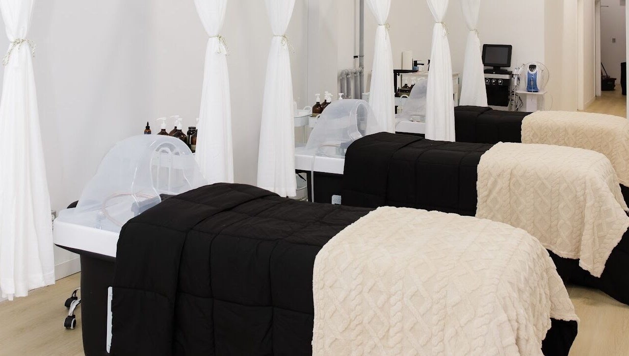 Tranquil spa beds at Dilaani Medical Aesthetics & Head Spa, Ottawa, Ontario, CA, offering a serene ambiance.