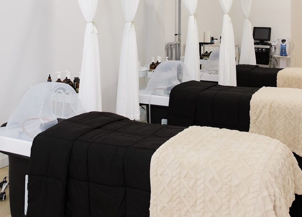 Tranquil spa beds at Dilaani Medical Aesthetics & Head Spa, Ottawa, Ontario, CA, offering a serene ambiance.