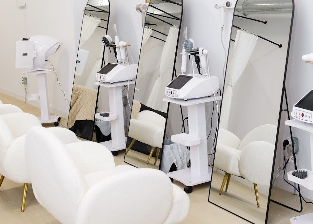 Modern treatment room at Dilaani Medical Aesthetics & Head Spa in Ottawa, Ontario, CA, featuring stylish equipment.