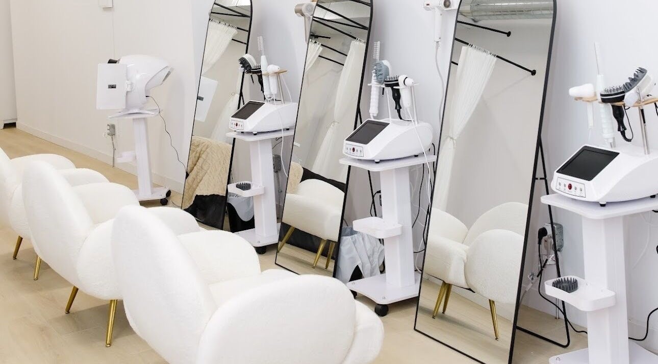Modern treatment room at Dilaani Medical Aesthetics & Head Spa in Ottawa, Ontario, CA, featuring stylish equipment.