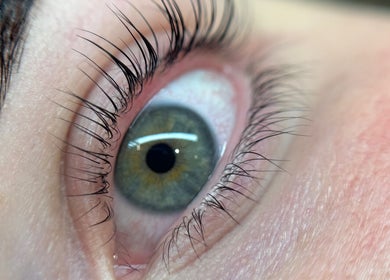 Close-up of curled eyelashes by Jessica - Eyelash Specialist in Shefford, England, GB.