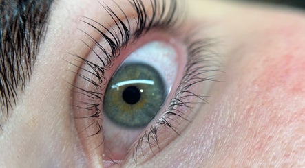 Close-up of curled eyelashes by Jessica - Eyelash Specialist in Shefford, England, GB.