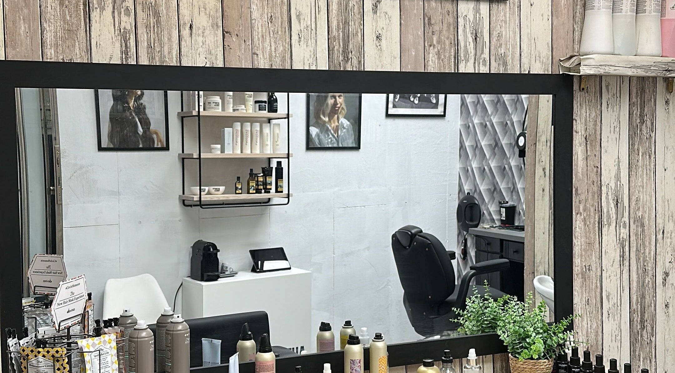 Interior rústico del Marko Hair Studio en Lucena, Andalucía, ES, con sillas de peluquería y productos de belleza.