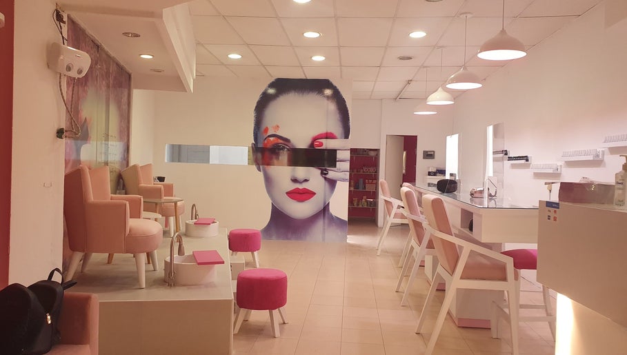 Interior de Vinnhaz NAILS spa en Coacalco De Berriozabal, Estado De México, MX, con decoración moderna y sillas rosas.