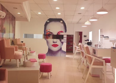 Interior de Vinnhaz NAILS spa en Coacalco De Berriozabal, Estado De México, MX, con decoración moderna y sillas rosas.