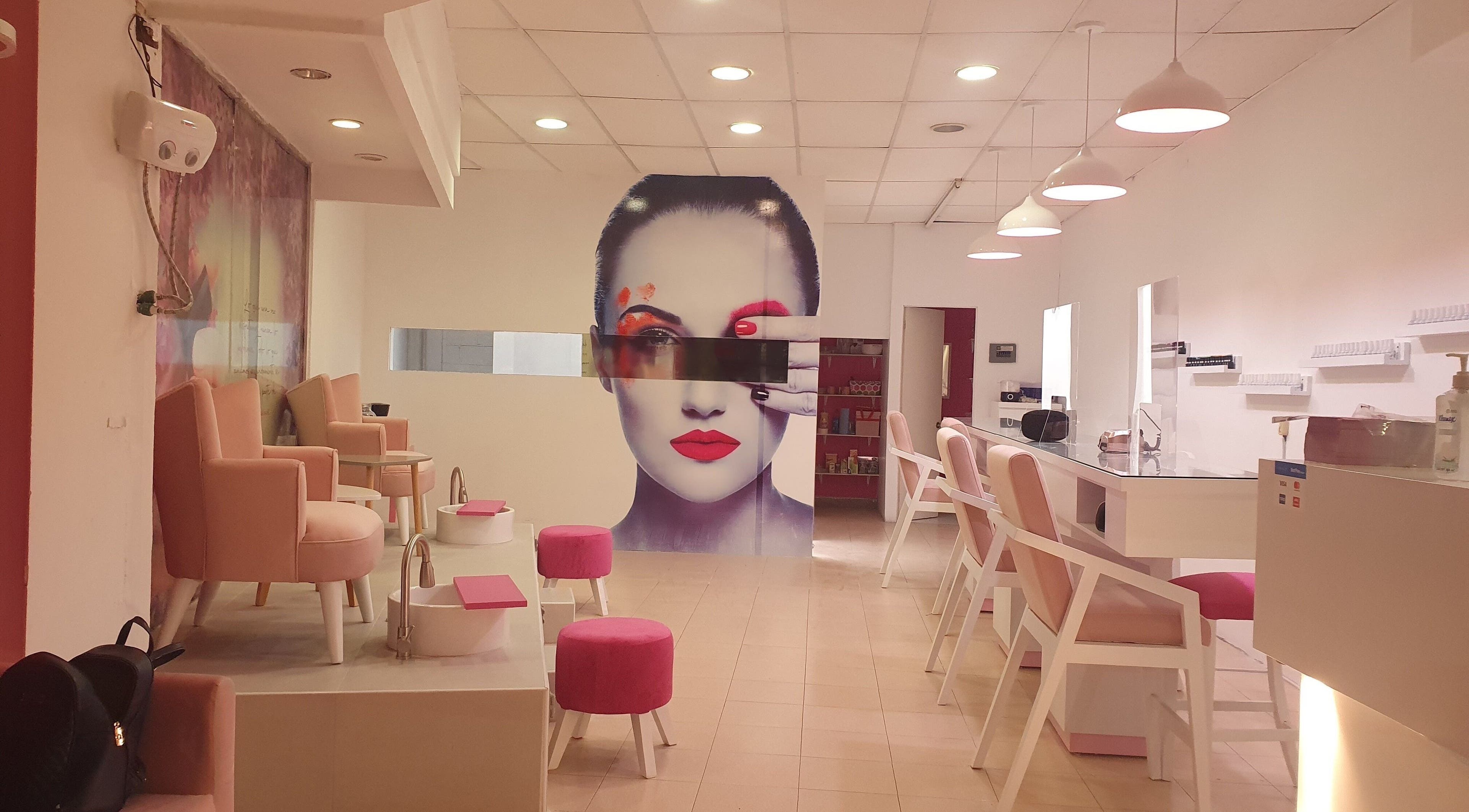 Interior de Vinnhaz NAILS spa en Coacalco De Berriozabal, Estado De México, MX, con decoración moderna y sillas rosas.