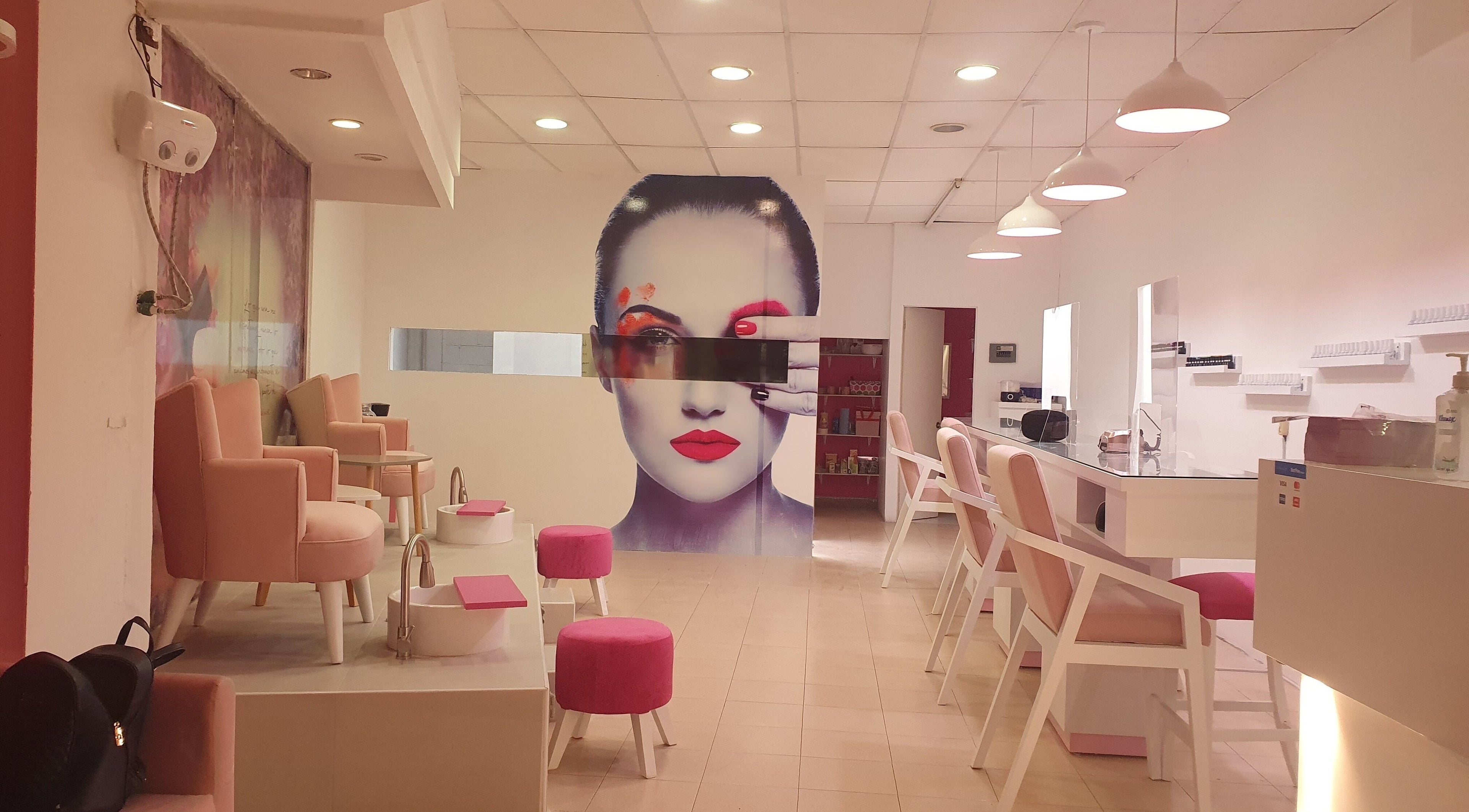 Interior de Vinnhaz NAILS spa en Coacalco De Berriozabal, Estado De México, MX, con decoración moderna y sillas rosas.