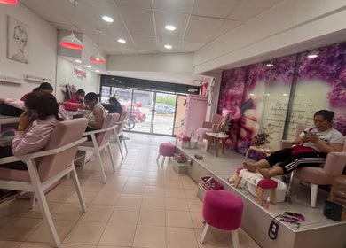 Interior de Vinnhaz NAILS spa en Coacalco De Berriozabal, Estado De México, MX, mostrando clientes en sillas rosadas.