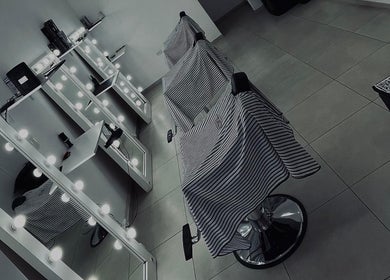 Interior moderno de Blessed Barber 💈 en Concepción Del Uruguay, Entre Ríos, AR, con sillas y tocadores iluminados.