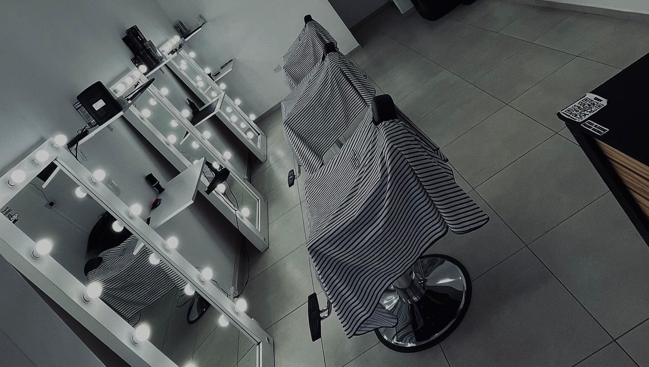 Interior de Blessed Barber en Concepción Del Uruguay, Entre Ríos, AR mostrando sillas y espejos iluminados.