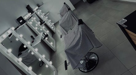 Interior de Blessed Barber en Concepción Del Uruguay, Entre Ríos, AR mostrando sillas y espejos iluminados.