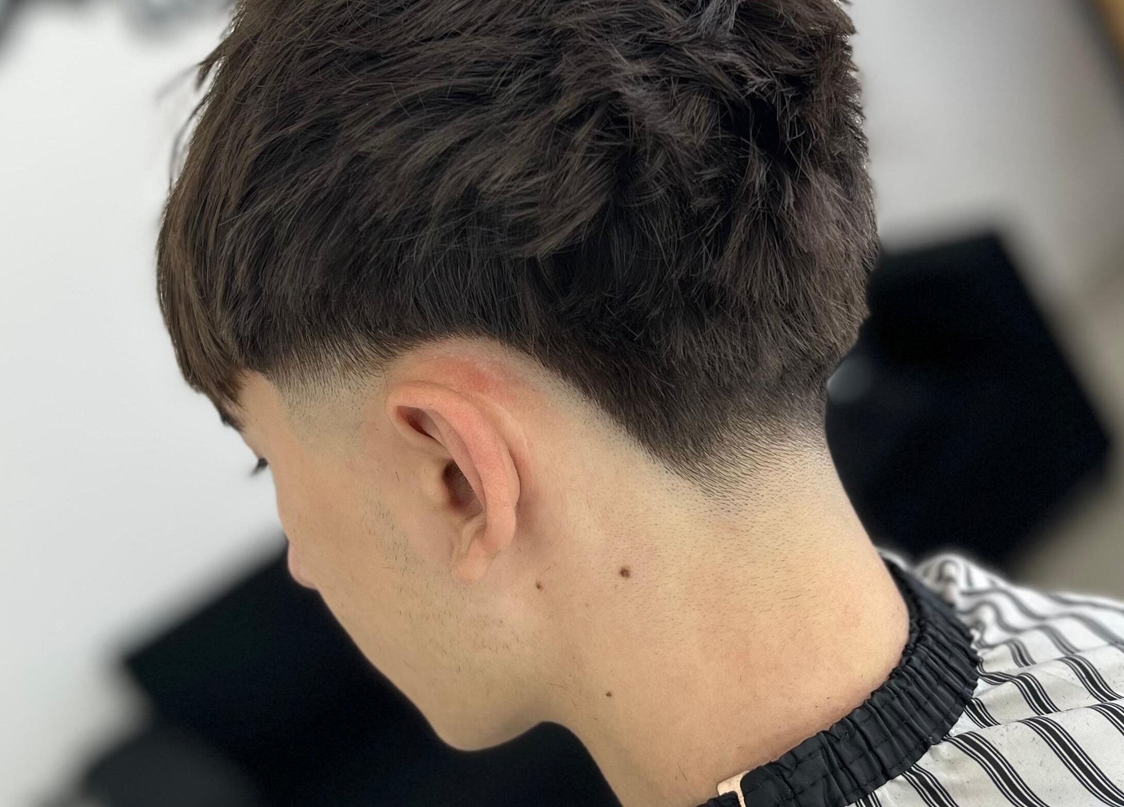 Corte de cabello moderno en Blessed Barber, ubicada en Concepción Del Uruguay, Entre Ríos, AR.